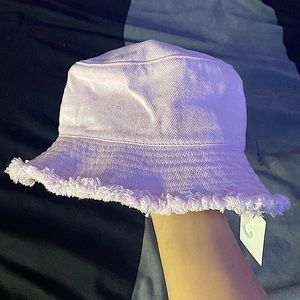 Bucket hat szn?